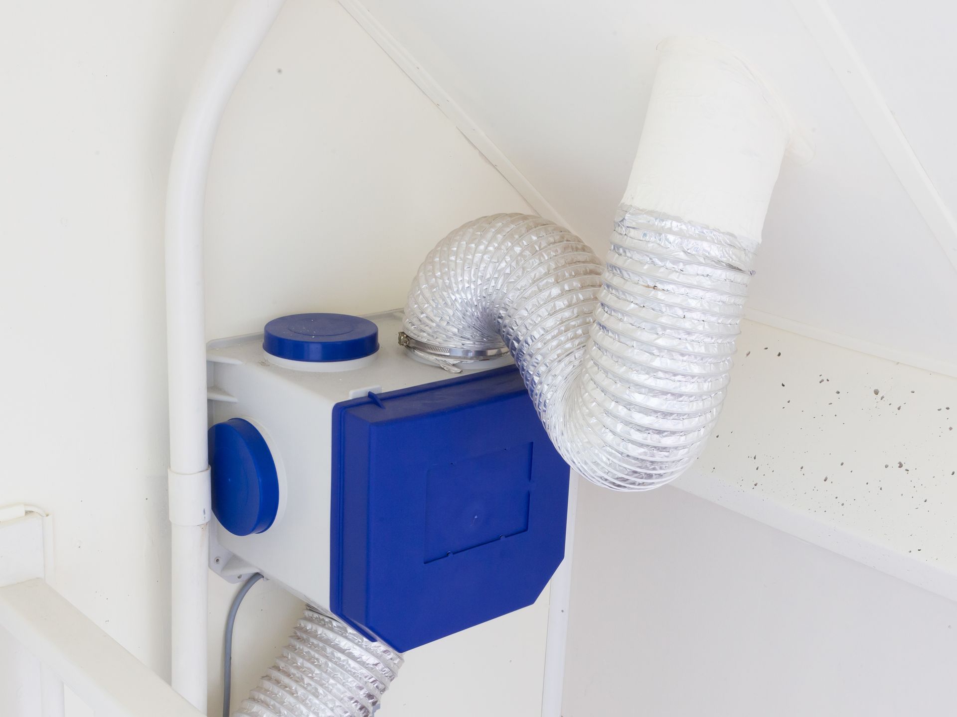 Système de ventilation avec cache bleu.