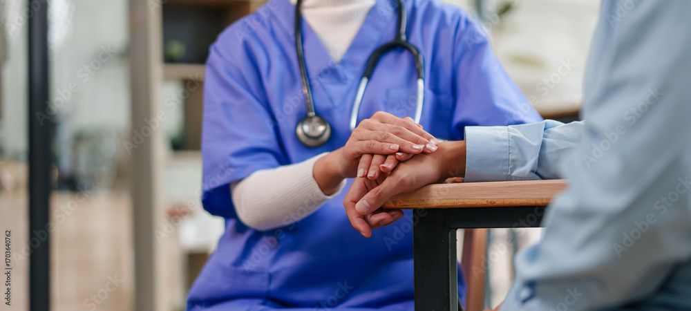 Eine professionelle Masseurin massiert Nacken und Brust einer Person, die in einem Stuhl zurückgelehnt ist.