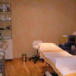 Une chambre avec deux lits et une étagère dedans.