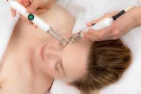 Une femme reçoit un soin du visage dans un spa.