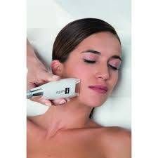 Une femme reçoit un traitement sur son visage.