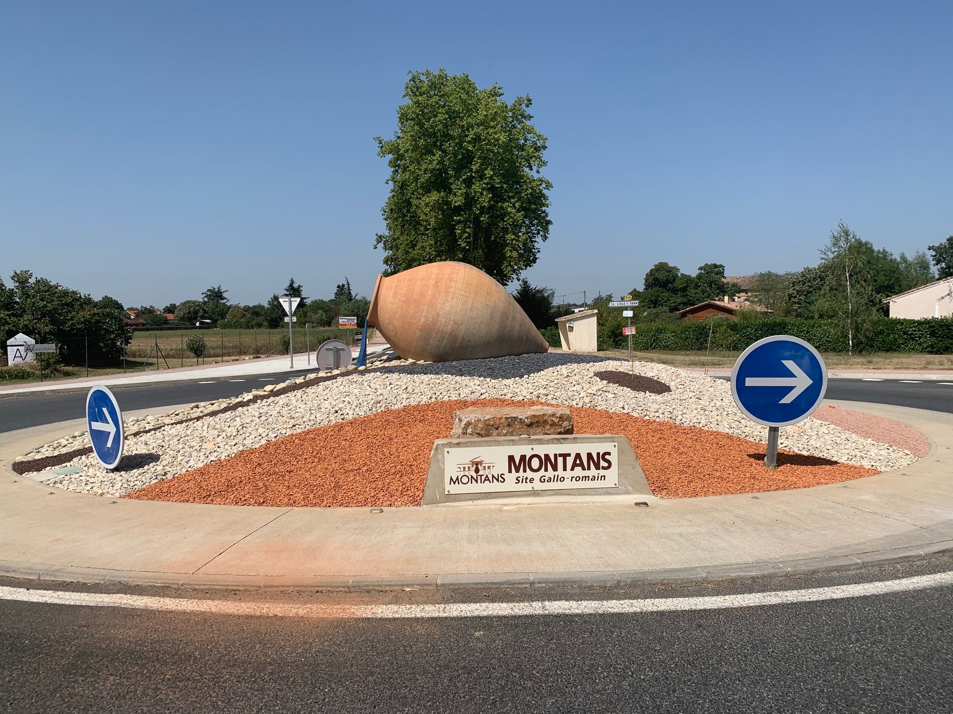 Rond-point de Montans décoré avec divers granulats