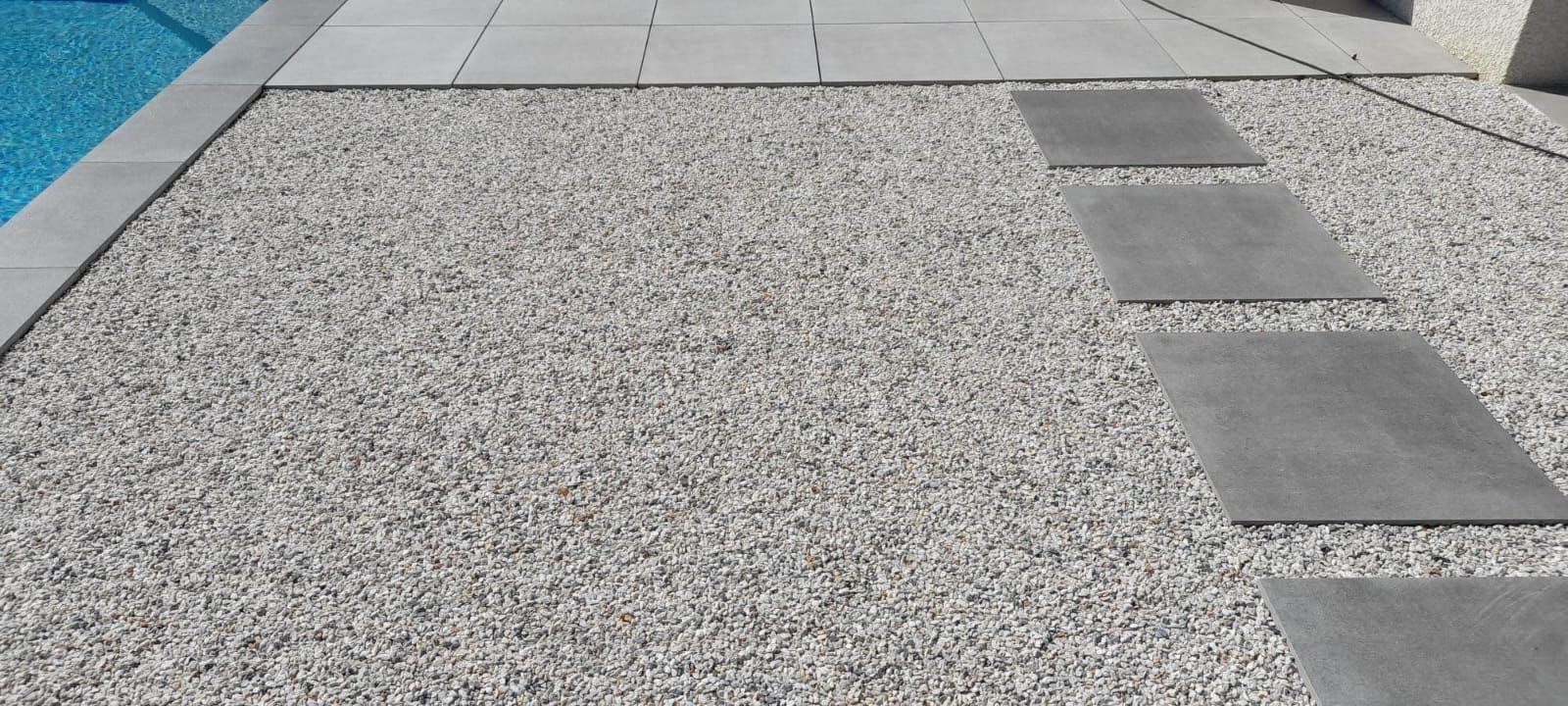 Gravier en bord de piscine