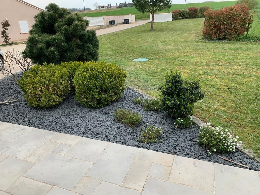 Massifs avec paillis d'ardoise