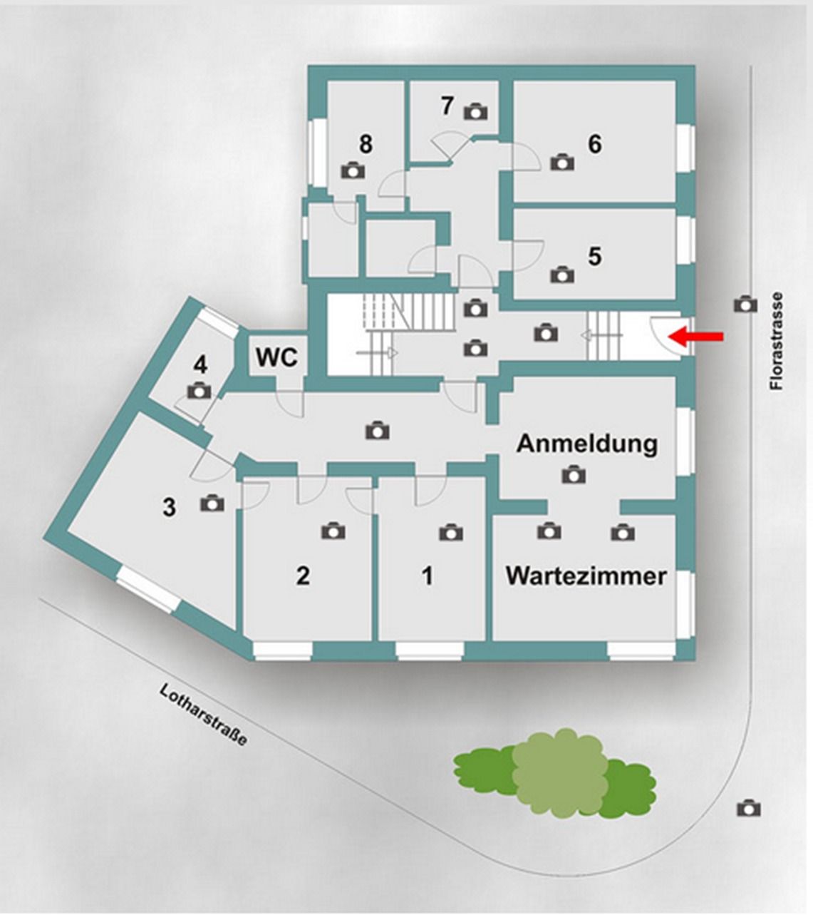 Grundriss eines Gebäudes mit den Räumen 1-8, einem Warteraum und einem Eingang.