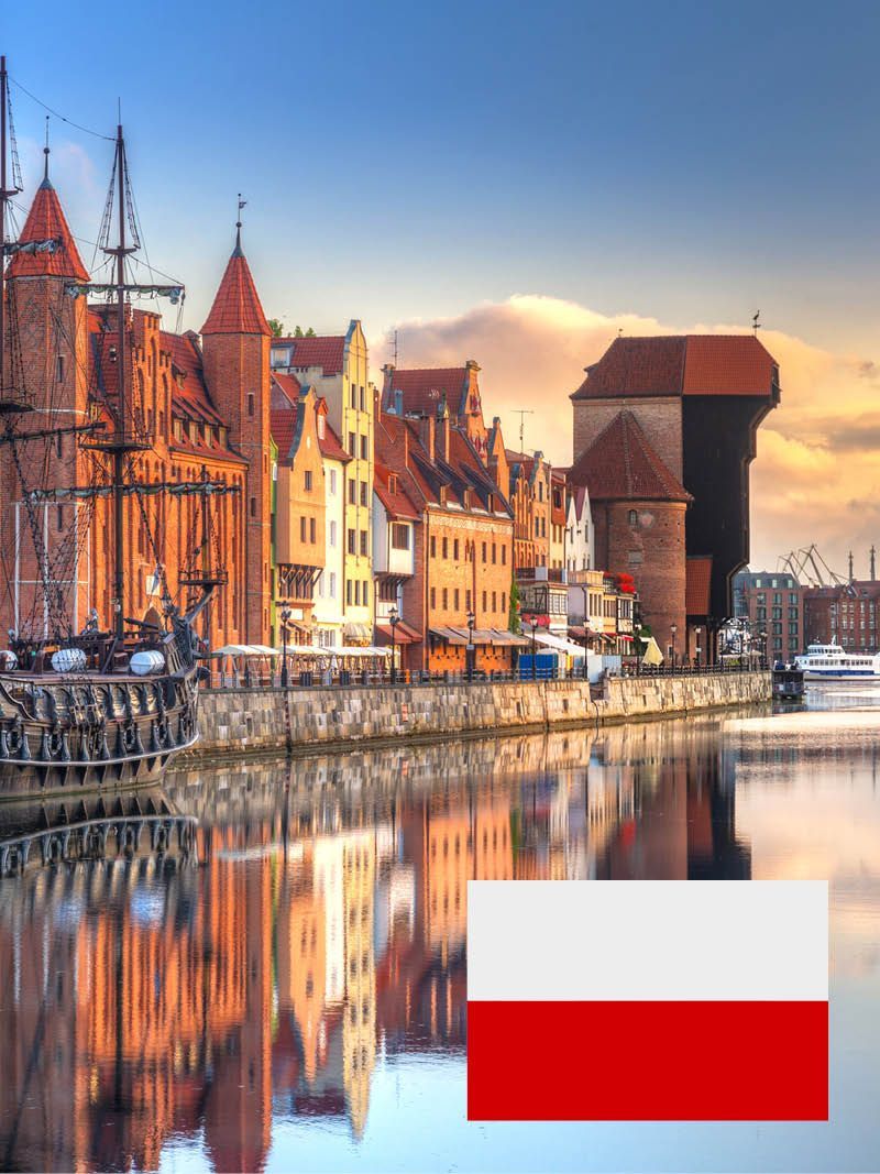Blick auf das Wasser von Danzig, Polen, mit farbenfrohen Gebäuden und Spiegelungen im Wasser, polnische Flagge unten rechts.