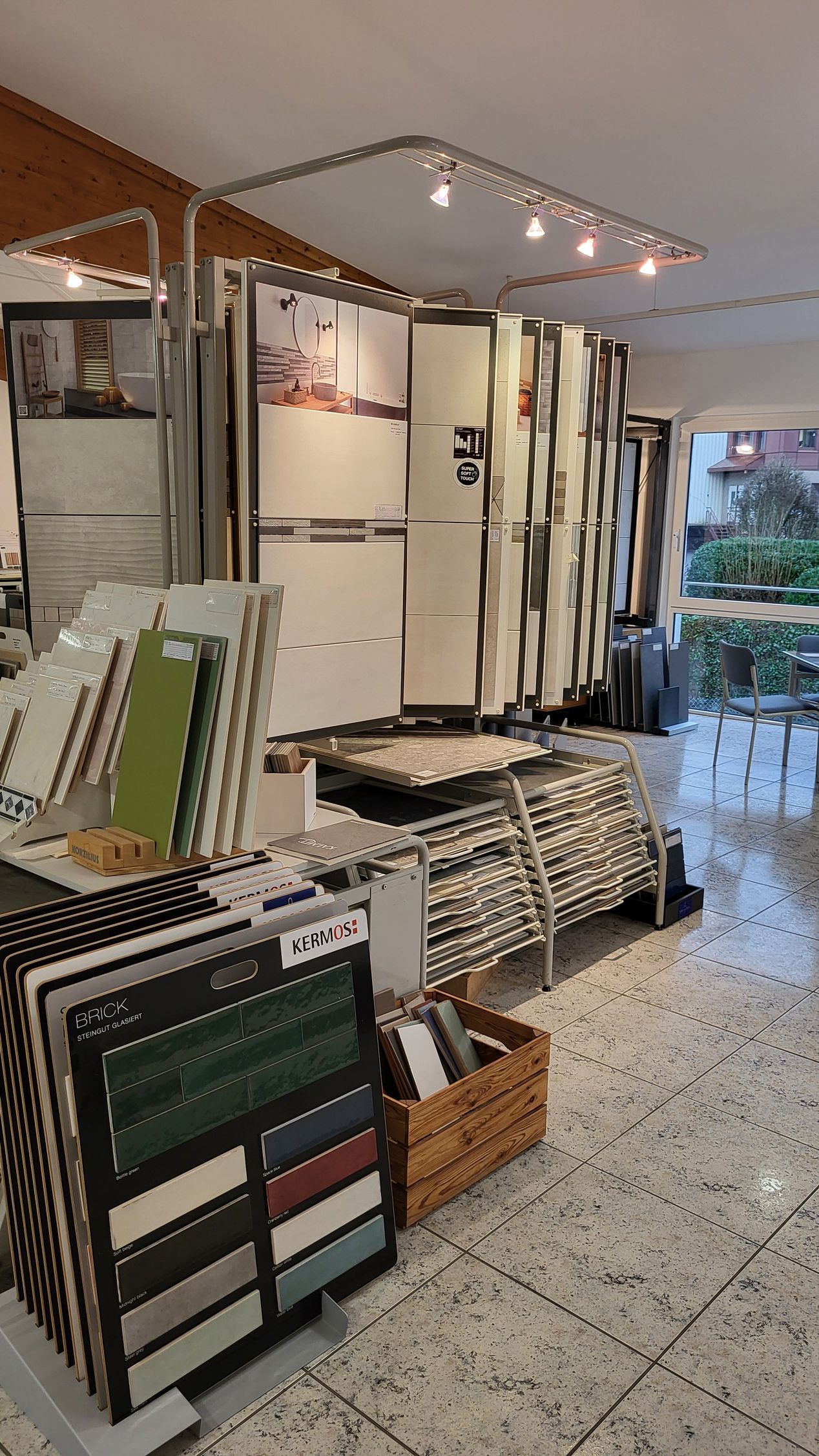 Ein Fliesenladen mit einem Aufsteller von verschiedenen hellen Fliesen.