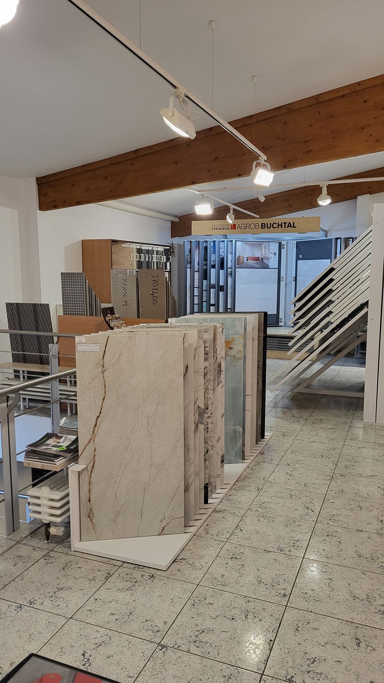 Stehende große Fliesen in verschiedener Marmoroptik.