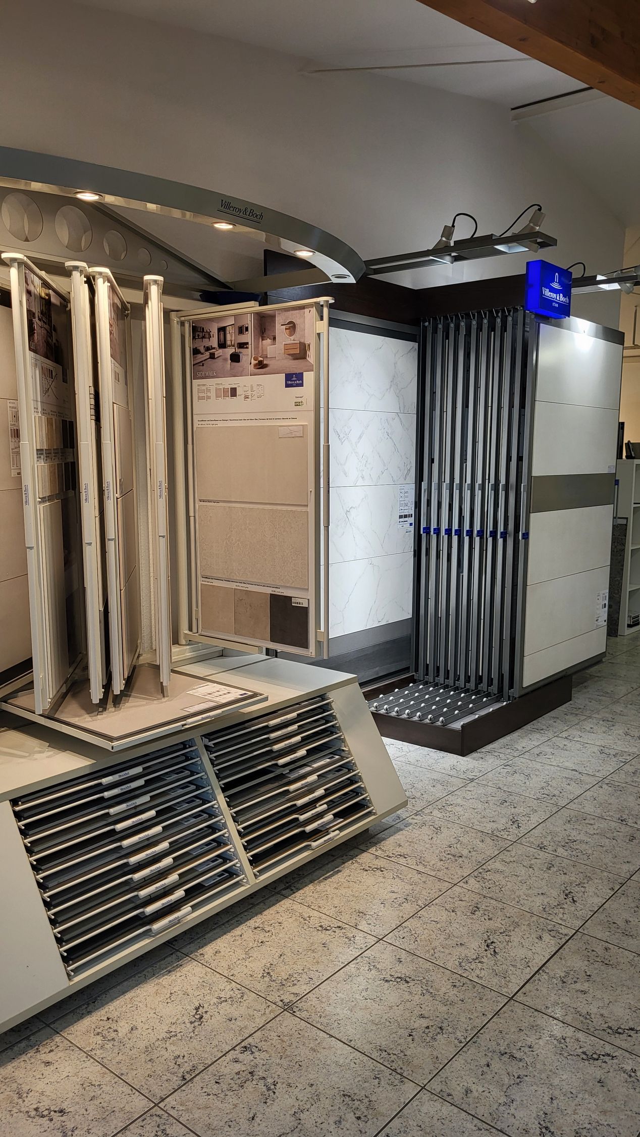 Fliesenaufsteller mit beweglichen Armen zum Durchblättern der verschiedenen Fliesen