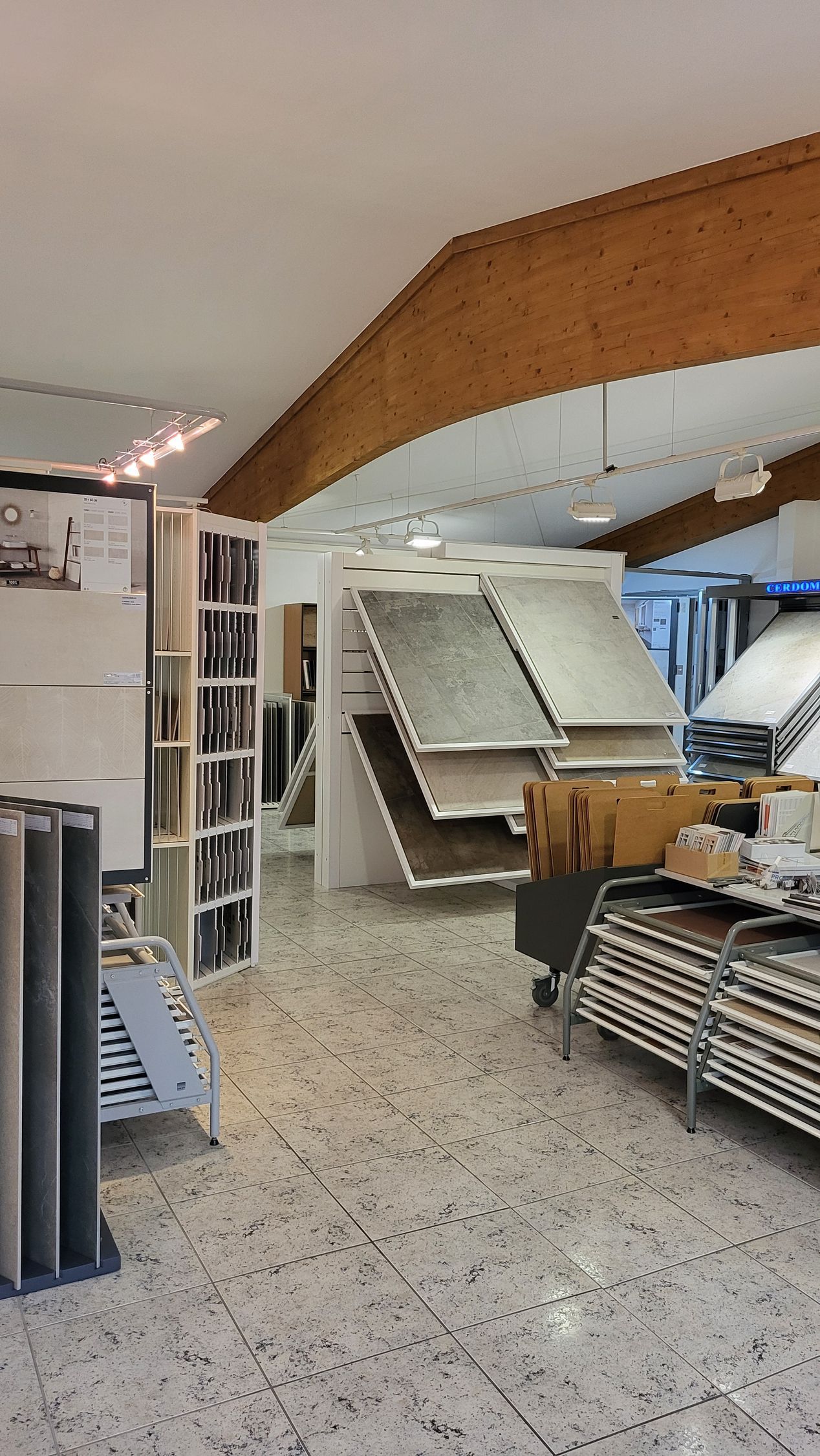 Fliesenladen mit Marmorfliesen auf dem Boden. Ladenregale mit verschiedenen Fliesenmustern.