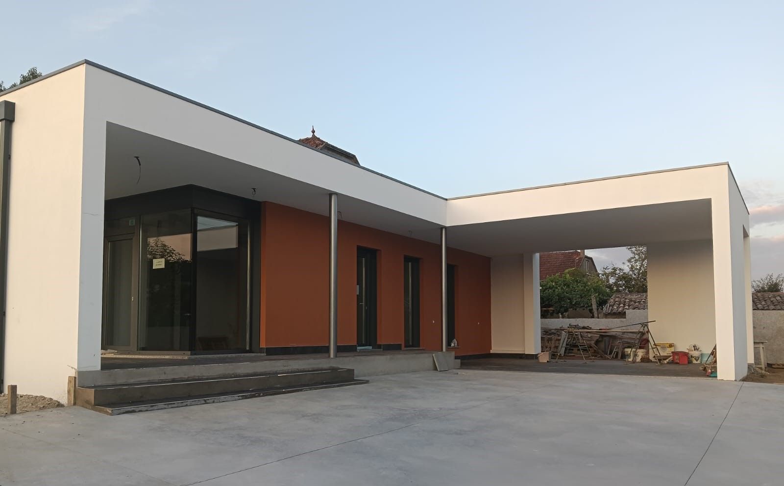 Una casa con una entrada de hormigón delante de ella.