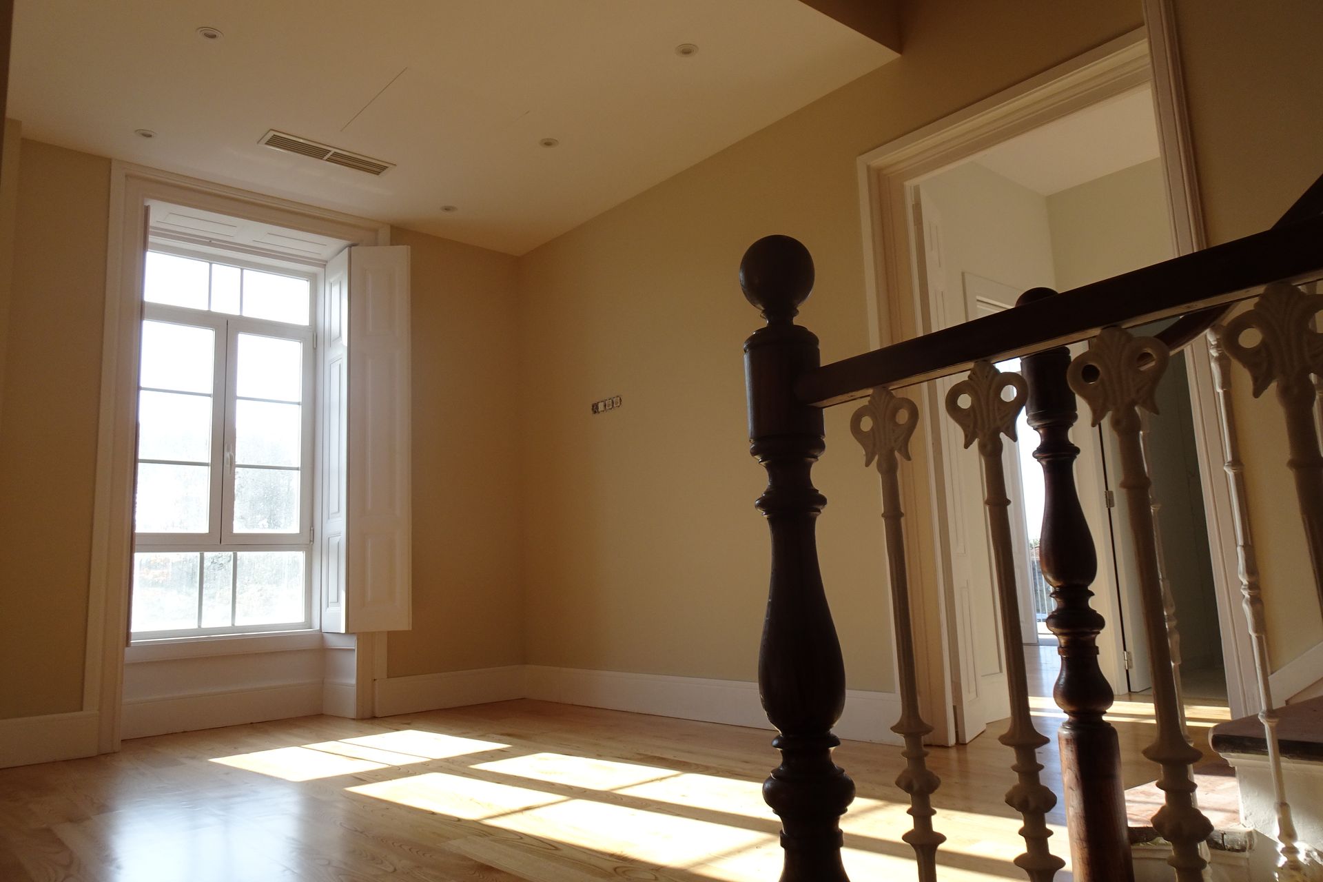 Una habitación con sillas y una mesa.