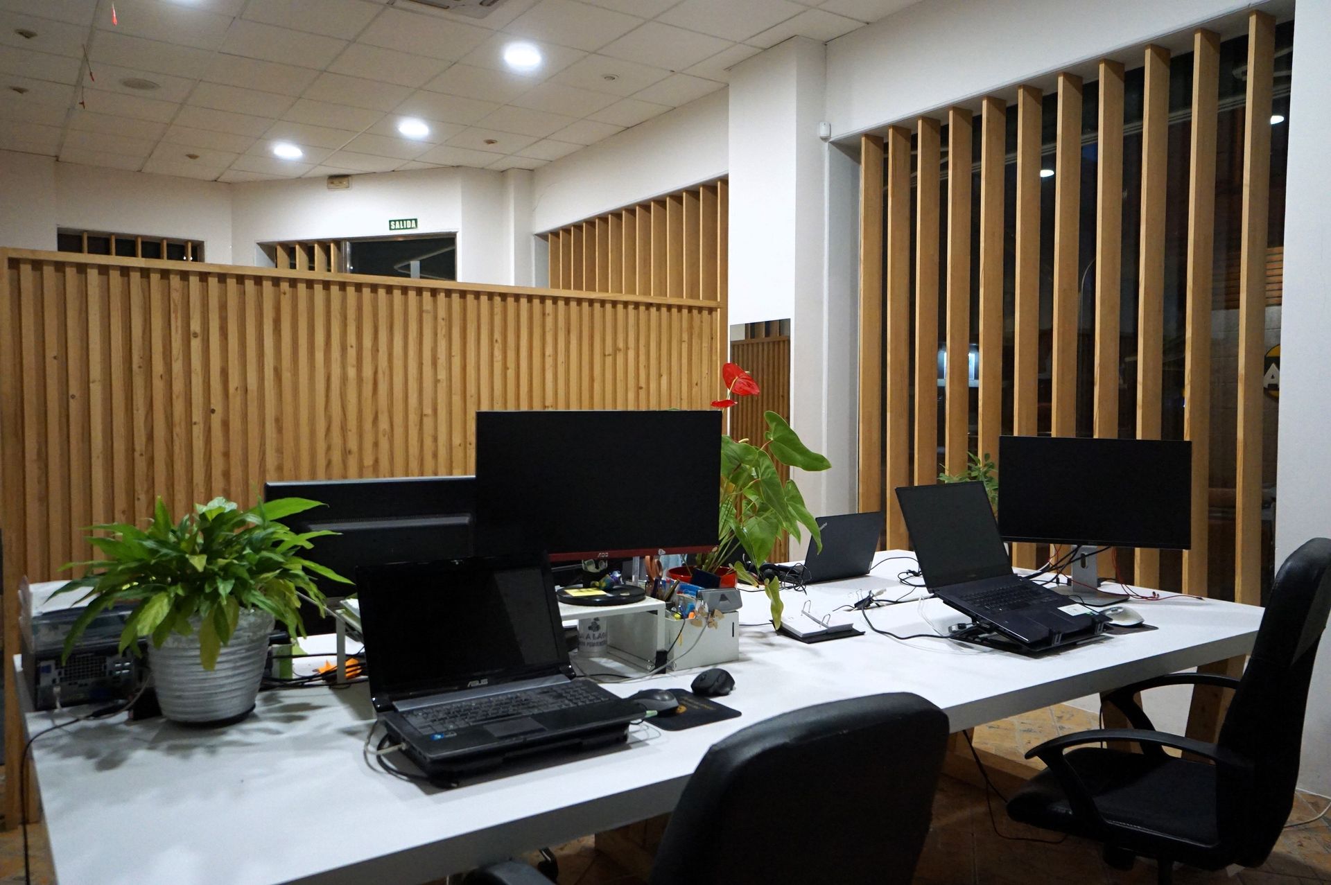 Una habitación con sillas y una mesa.