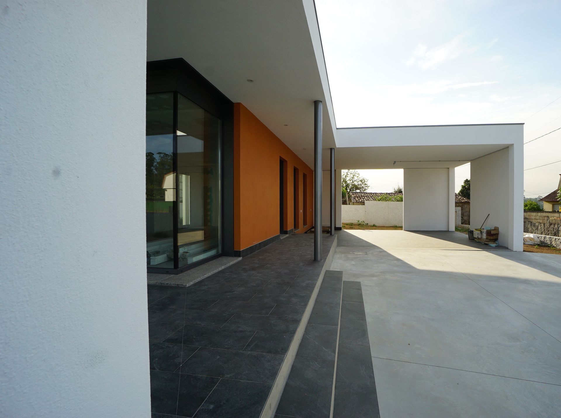 Una casa con una entrada de hormigón delante de ella.