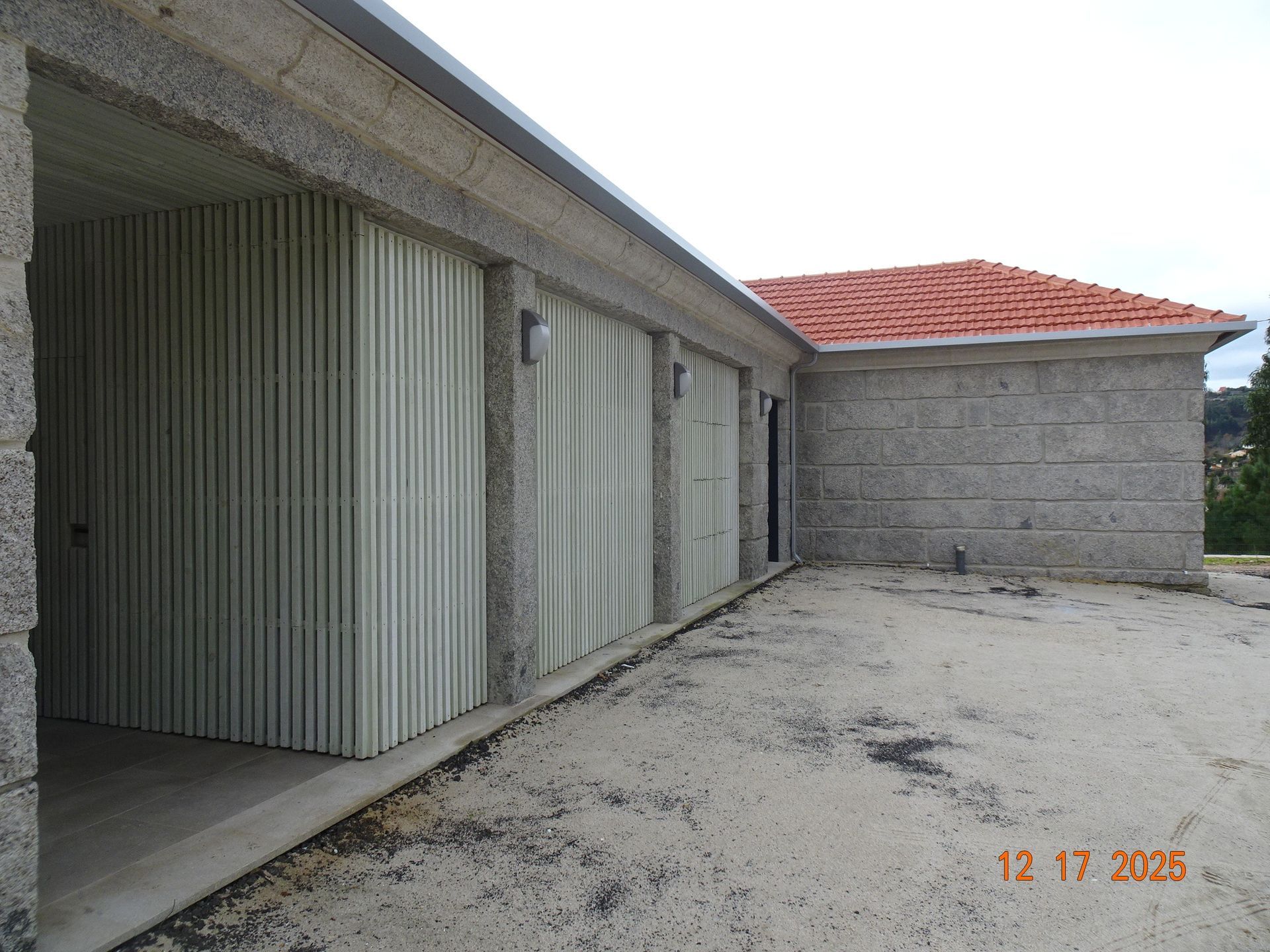 Una piscina con un desagüe a un lado.