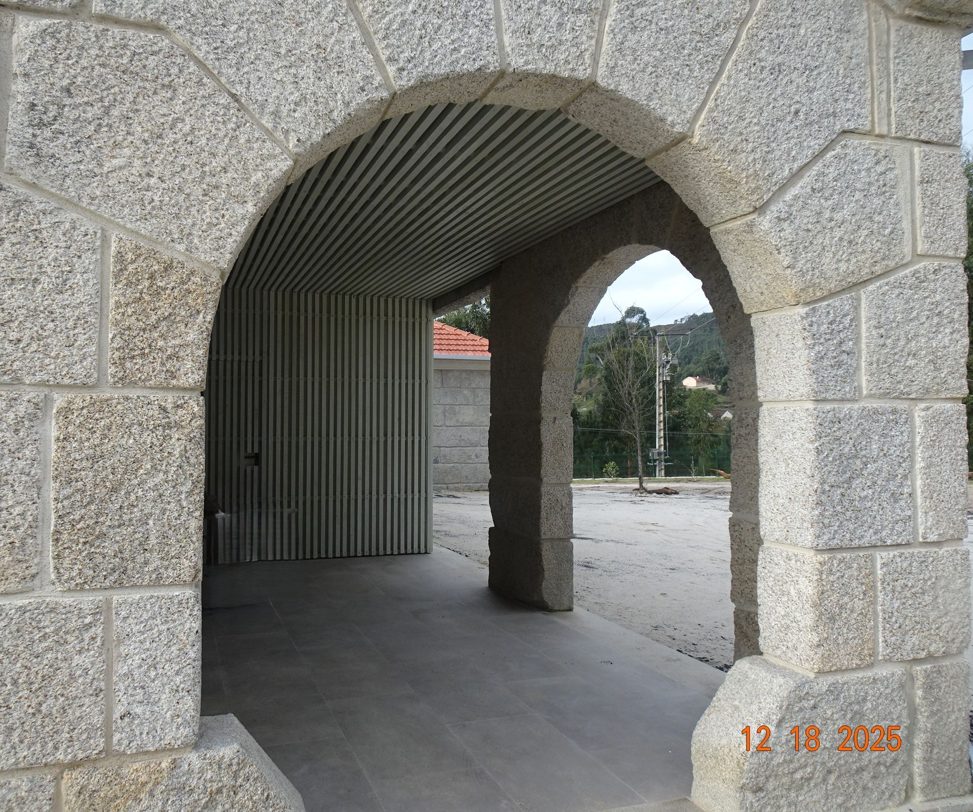 Una fila de escritorios con monitores de computadora y computadoras portátiles en una oficina.