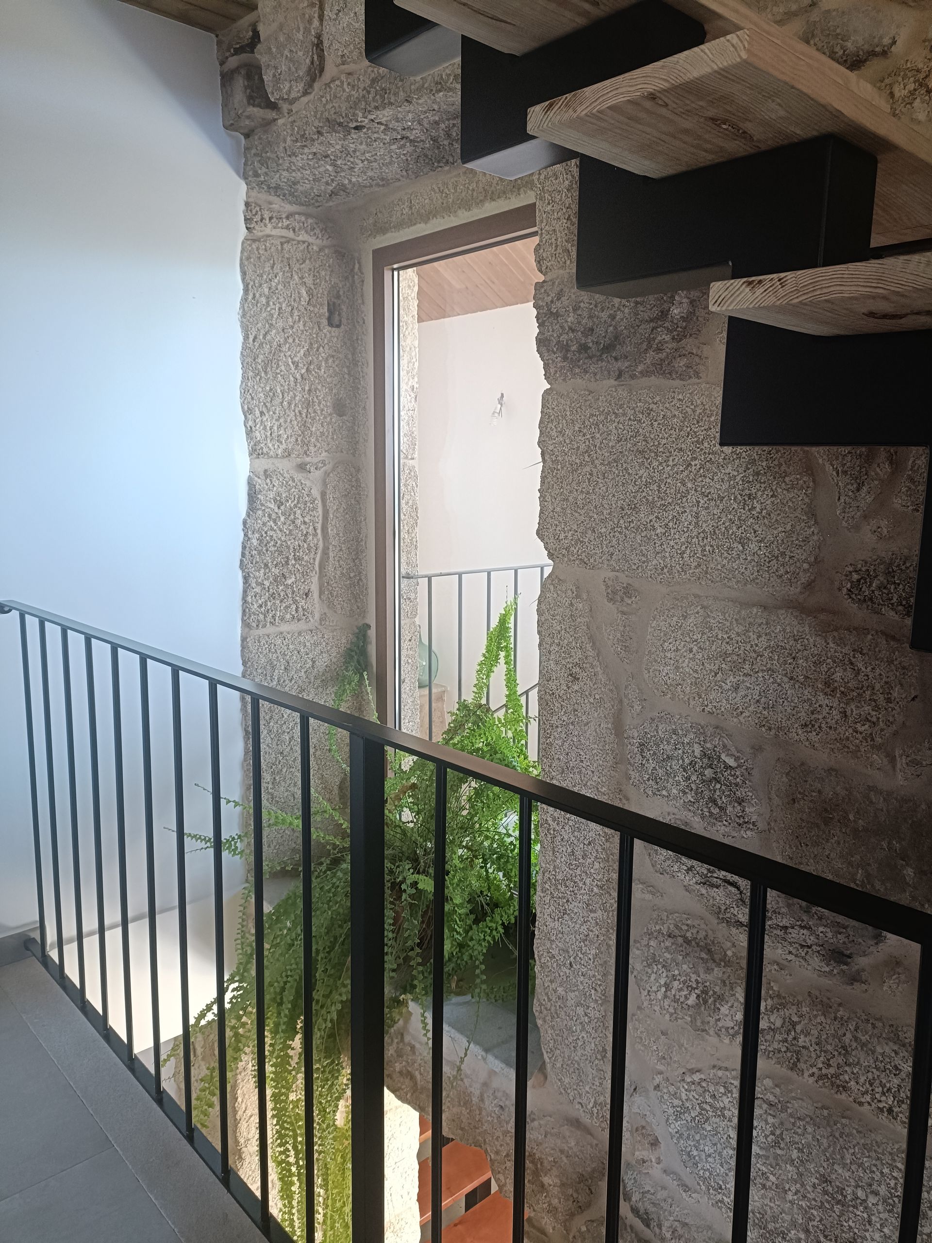 Una casa con una entrada de hormigón delante de ella.