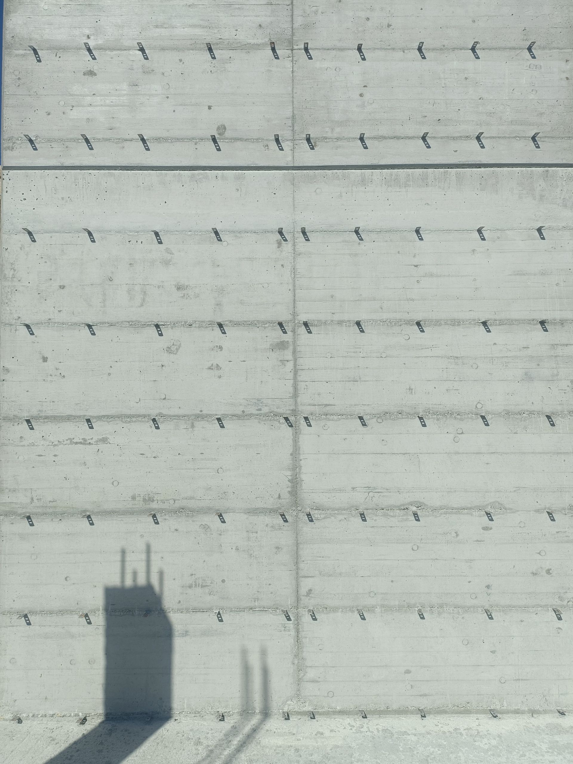 Un conjunto de planos de una casa sobre un fondo blanco.