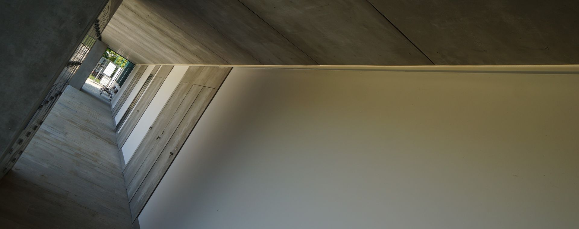 Un modelo 3D de un edificio de ladrillo con techo marrón.