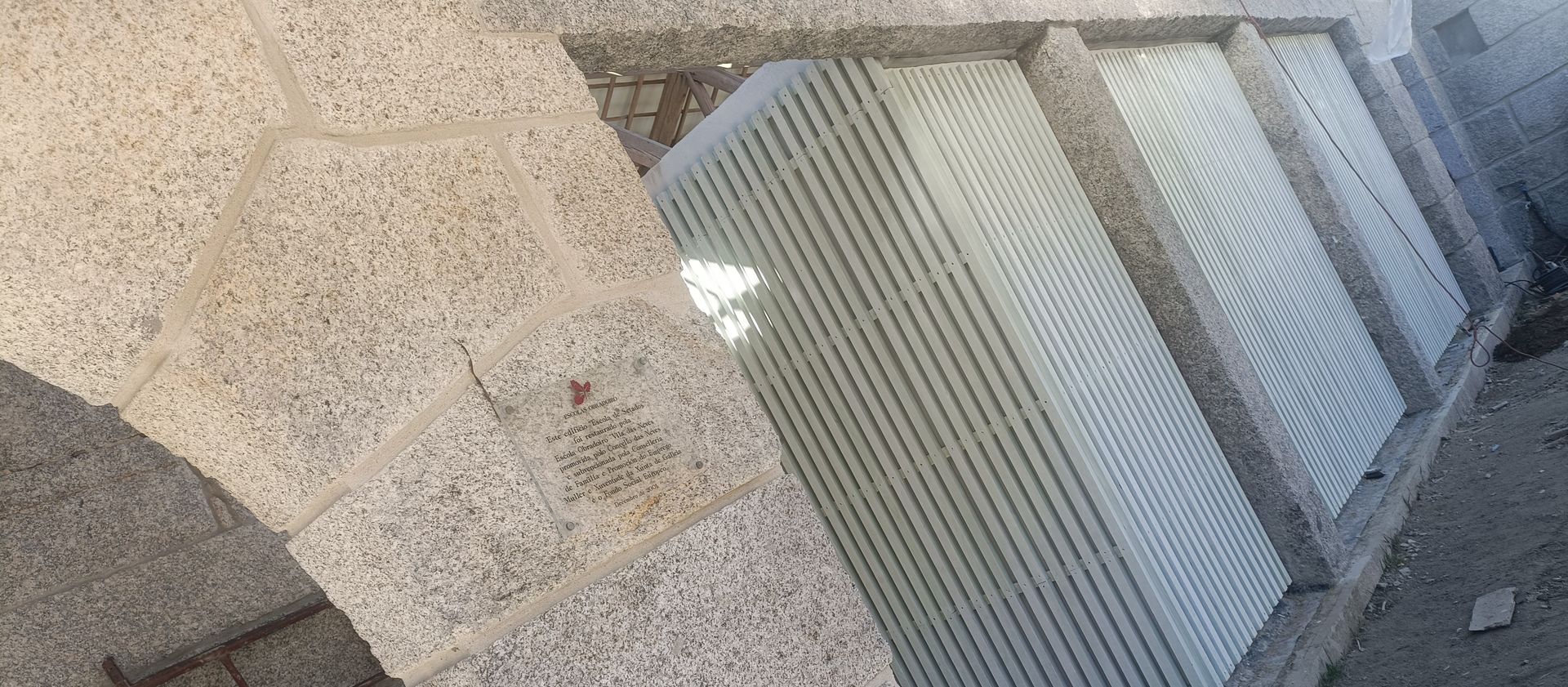 Una fila de escritorios con monitores de computadora y computadoras portátiles en una oficina.