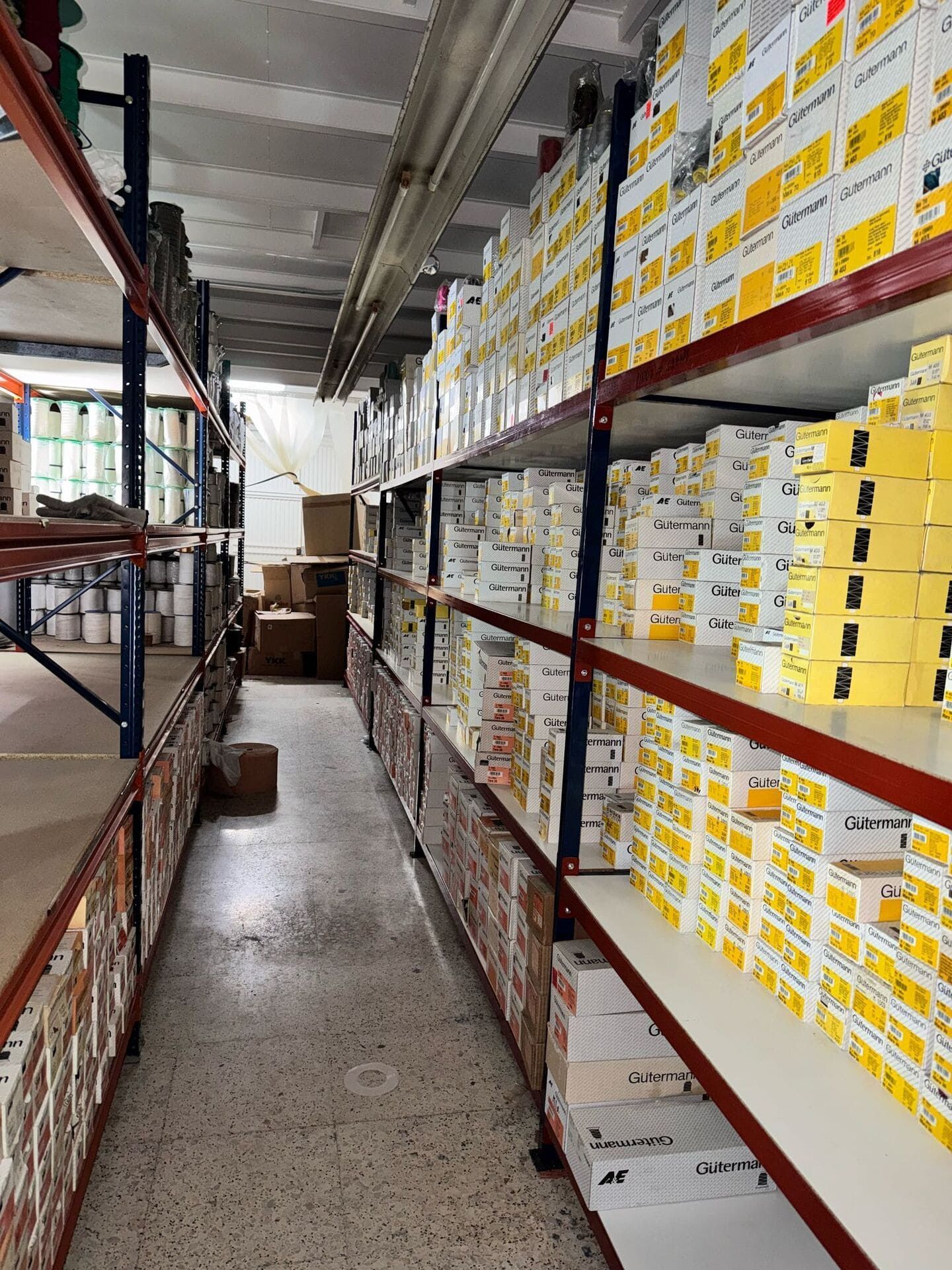 Un almacén lleno de muchos estantes y cajas.