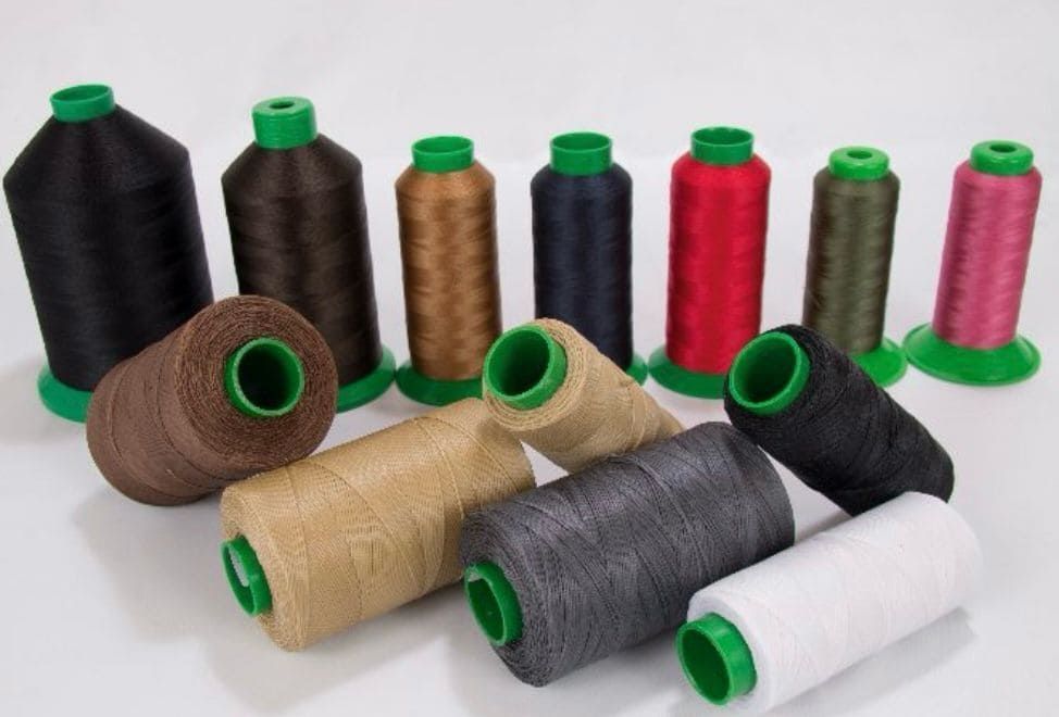 Un montón de carretes de hilo con tapas verdes