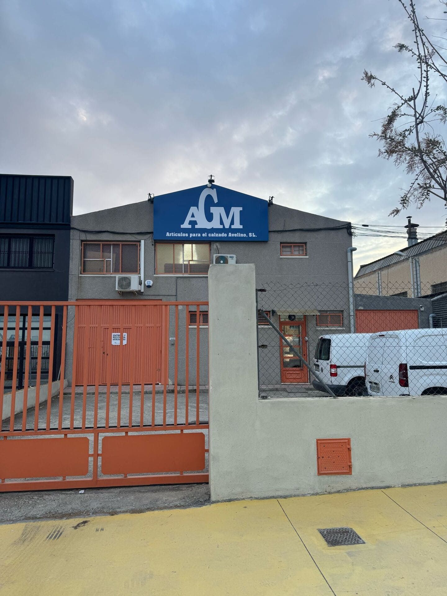 Un edificio con un cartel que dice acm.