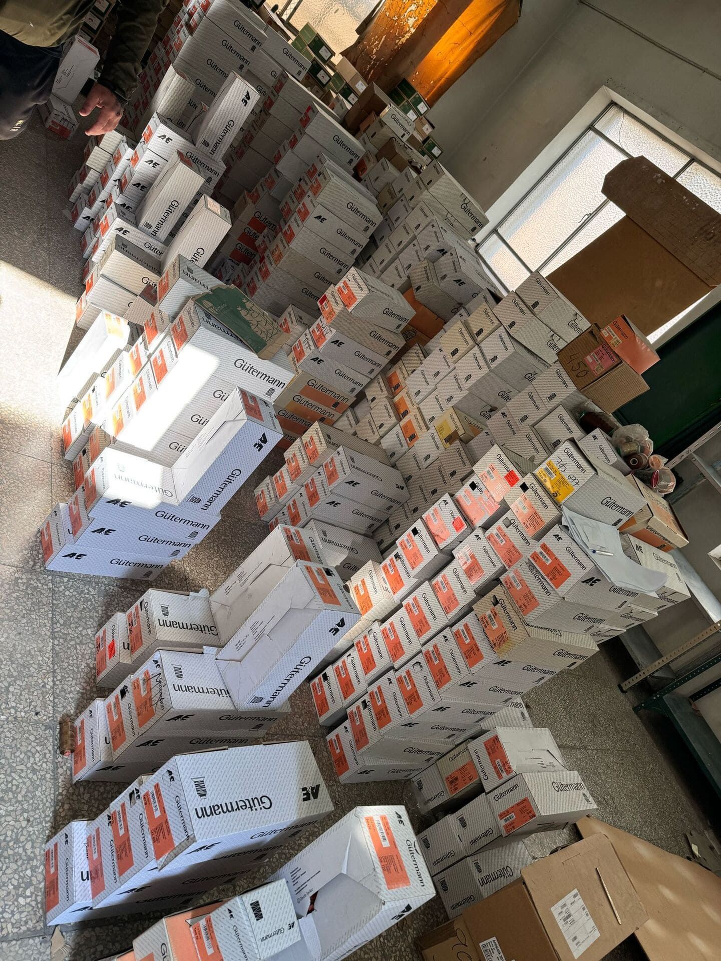 Un montón de cajas están apiladas una encima de otra en una habitación.