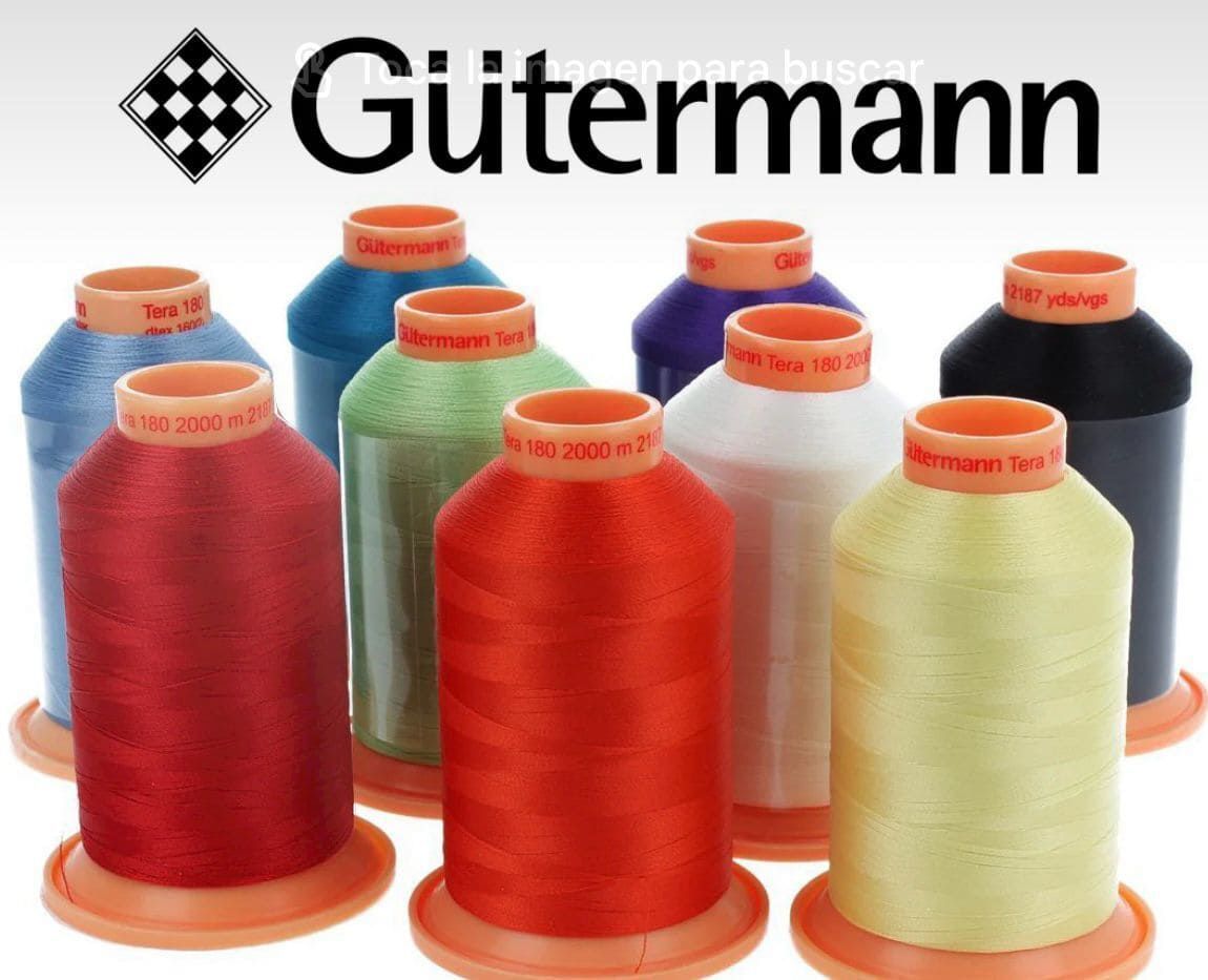 Un montón de botellas de hilo Gütermann de diferentes colores.