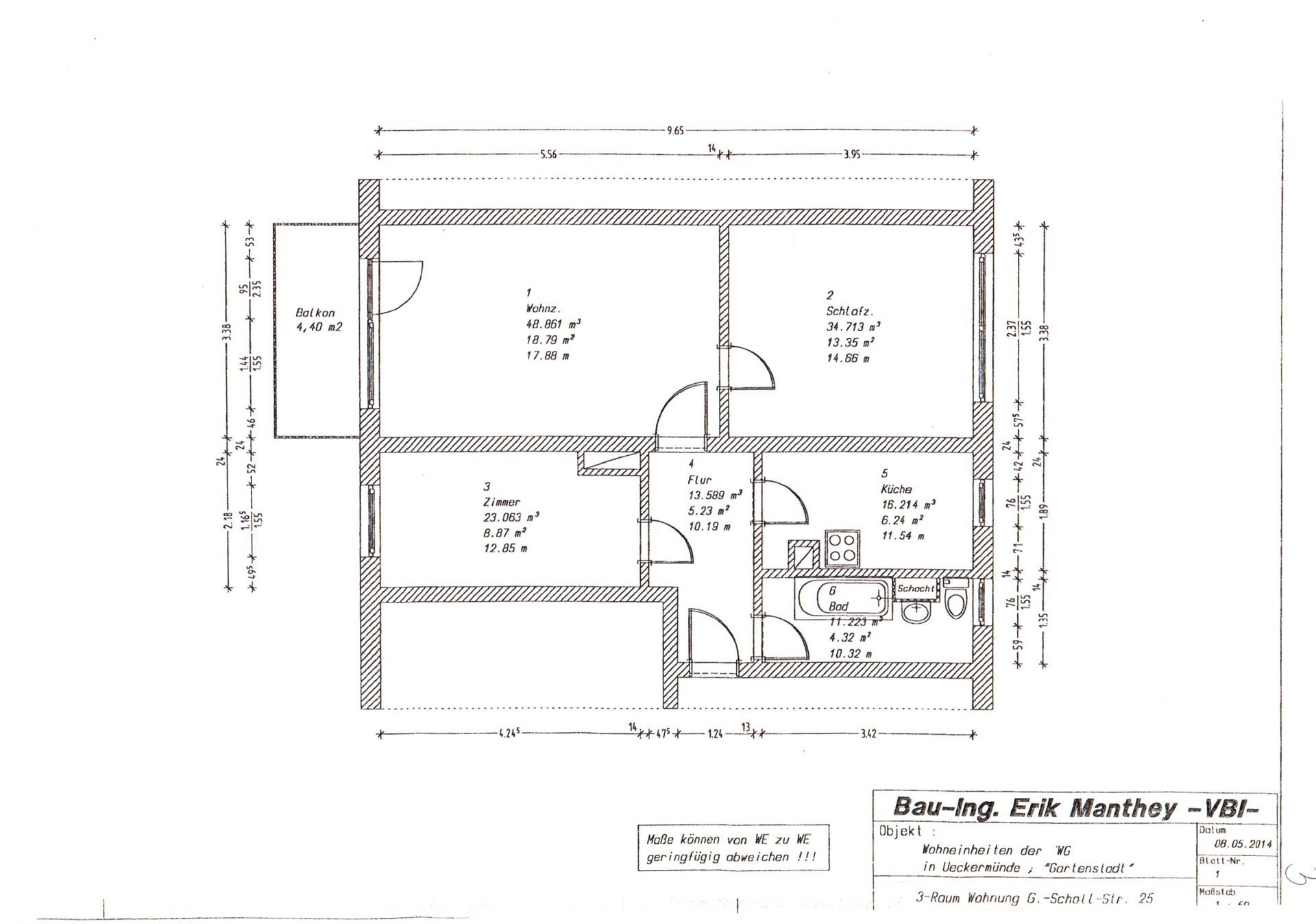 Ein Grundrissdiagramm einer Wohnung mit Raumaufteilung, Abmessungen und Beschriftungen für Wohn-, Schlaf- und Nutzbereiche.
