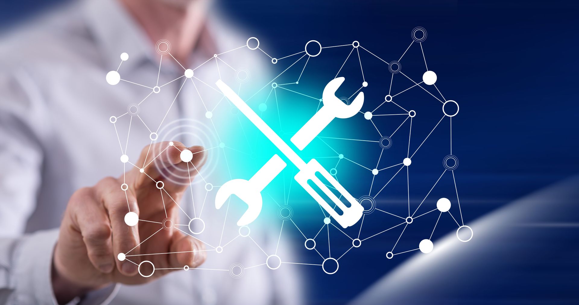 Eine Person berührt mit dem Finger ein leuchtendes, digitales Symbol gekreuzter Werkzeuge über einem Netzwerk miteinander verbundener Punkte.