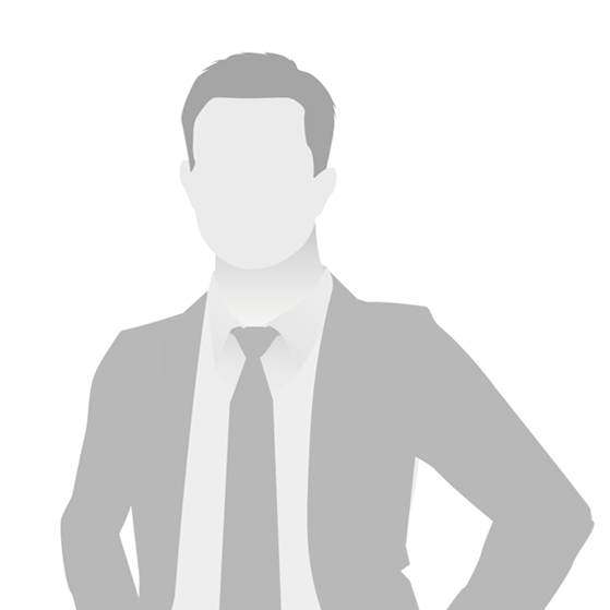 Die Silhouette einer Person in einem formellen Businessanzug mit Krawatte vor einem schlichten weißen Hintergrund.