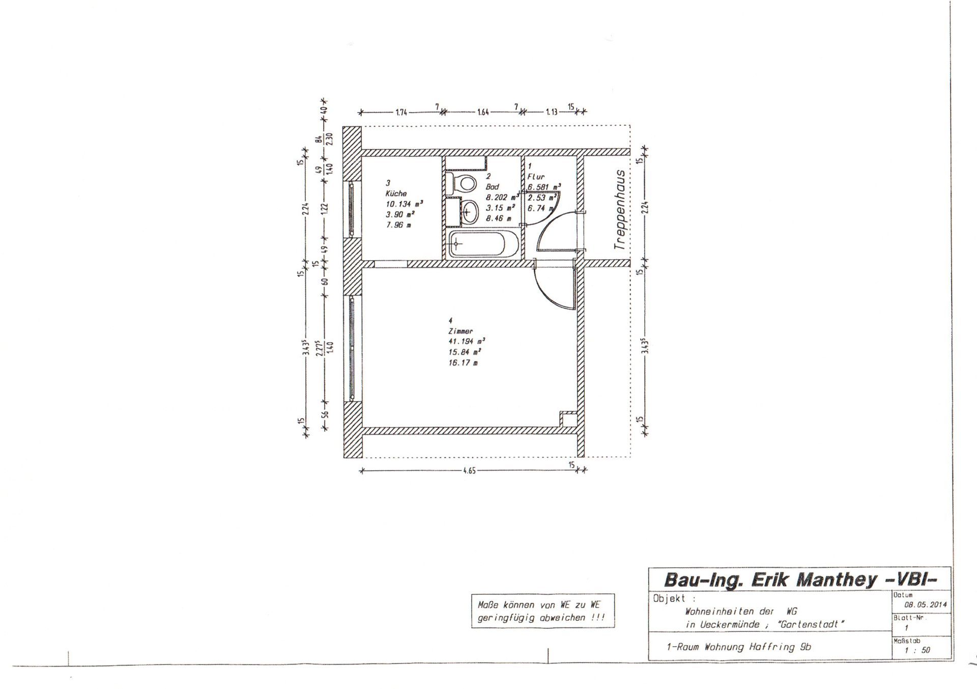 Architektonischer Grundriss in Schwarz-Weiß einer kleinen Wohnungseinheit mit Wohnzimmer, Badezimmer und Küchenbereich.