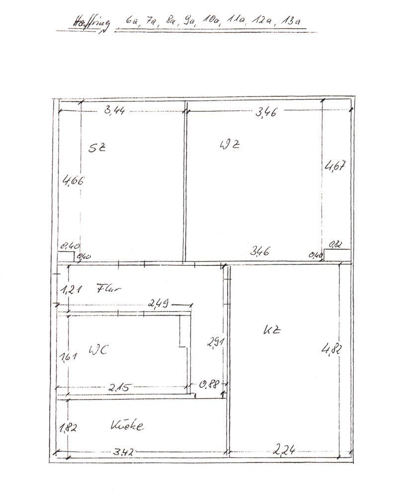 Handgezeichneter architektonischer Grundriss in schwarzer Tinte auf weißem Hintergrund, der Raumabmessungen und -aufteilungen mit Beschriftungen zeigt.