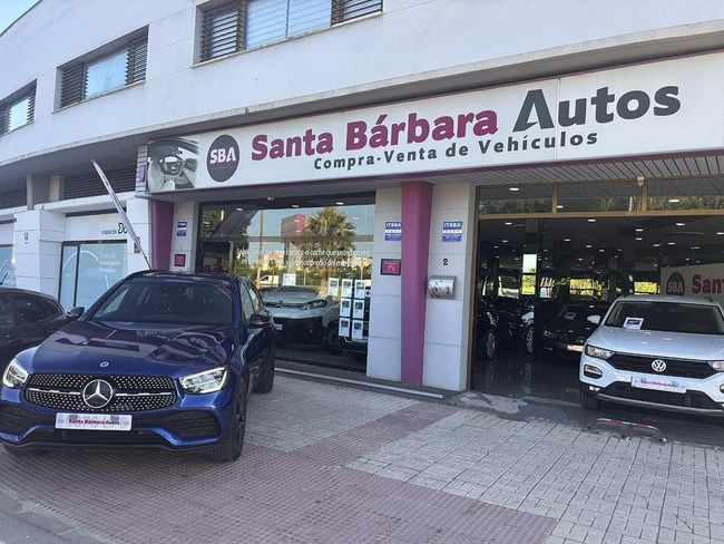 Un concesionario de automóviles está situado en una acera de ladrillo.