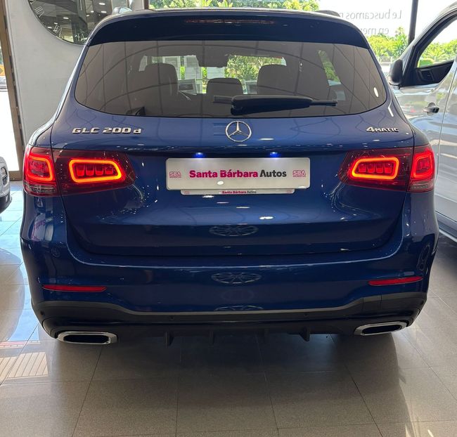 Un Audi negro con una matrícula que dice Santa Barbara Autos.