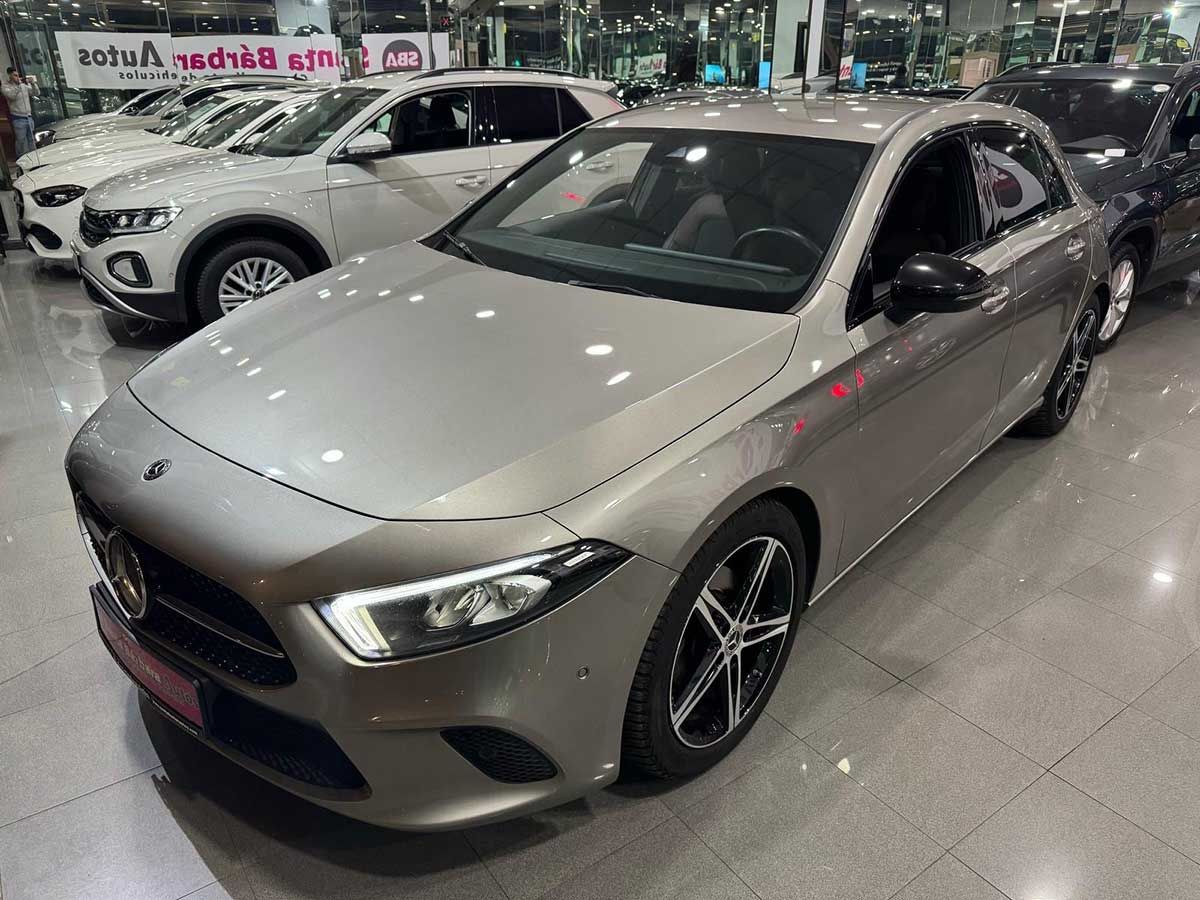 Coche Mercedes-Benz Clase A color plata en exposición.
