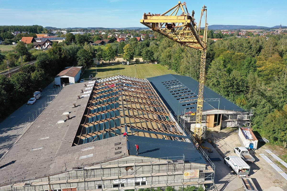 Ausgeschwenkter Kran über einem Gebäude