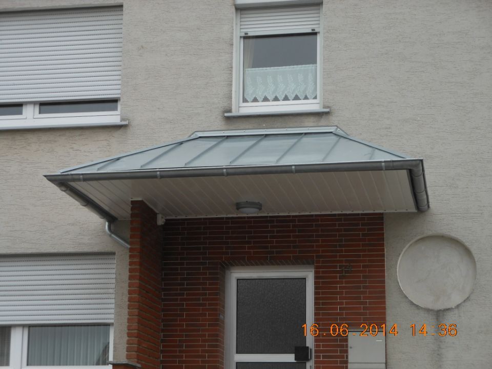 Frisch gedecktes Vordach