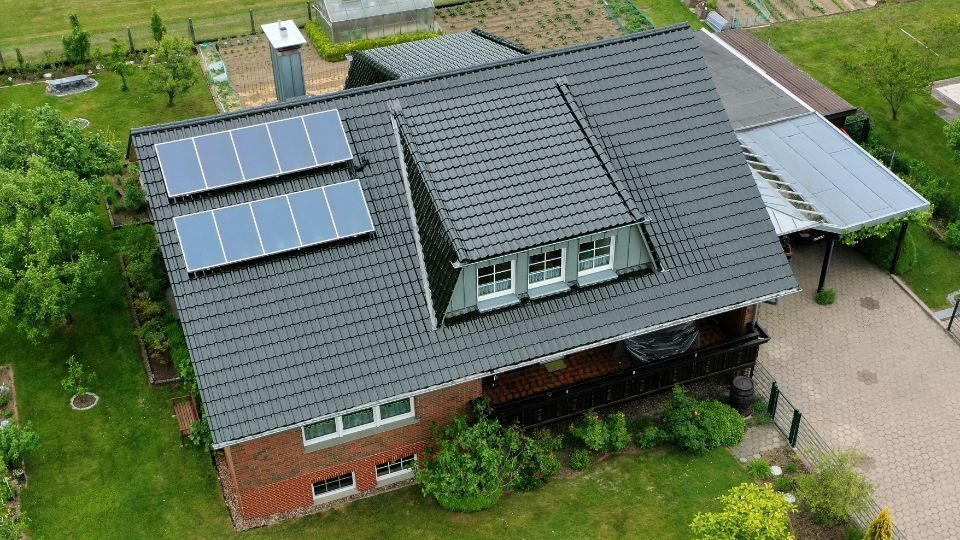 Einfamilienhaus mit Photovoltaikanlage auf dem Dach
