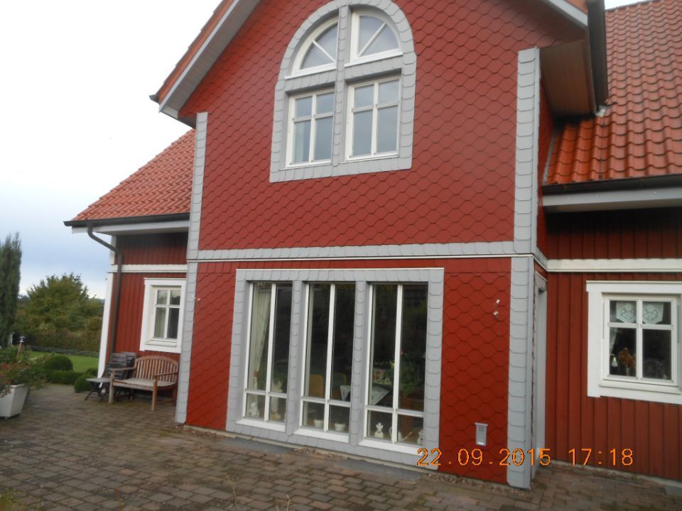 Rotes Haus mit roten Dachziegeln