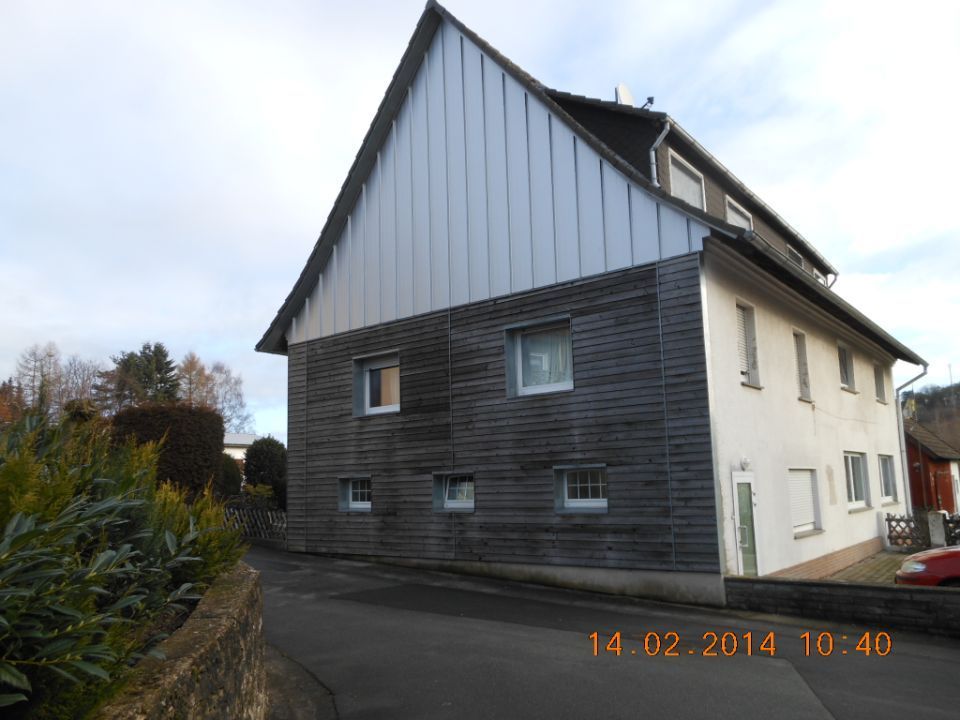 Dachdeckerarbeiten an einem Einfamilienhaus