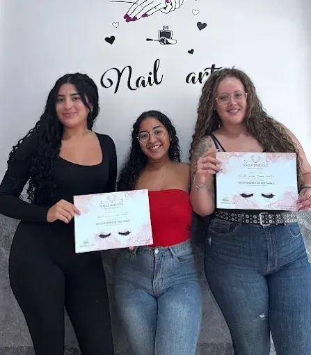 Tres mujeres de pie en el interior de una vivienda, sonriendo