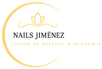 Logotipo del sal&oacute;n y academia de belleza Nails Jim&eacute;nez en dorado y negro con dise&ntilde;o floral en forma de media luna.
