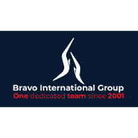 Logo de Bravo International Group sur fond bleu foncé avec le slogan « Une équipe dévouée depuis 2001 »