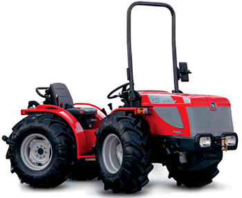 Un tractor rojo con neumáticos negros sobre un fondo blanco.