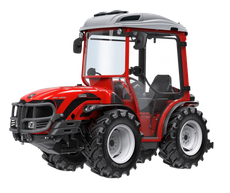 Tractor compacto rojo con cabina cerrada y grandes neumáticos negros sobre un fondo blanco.
