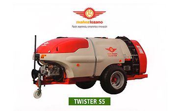 Un tractor rojo y blanco con la palabra Twister en él.