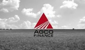 Se muestra un logotipo de Agco Finance en un campo.