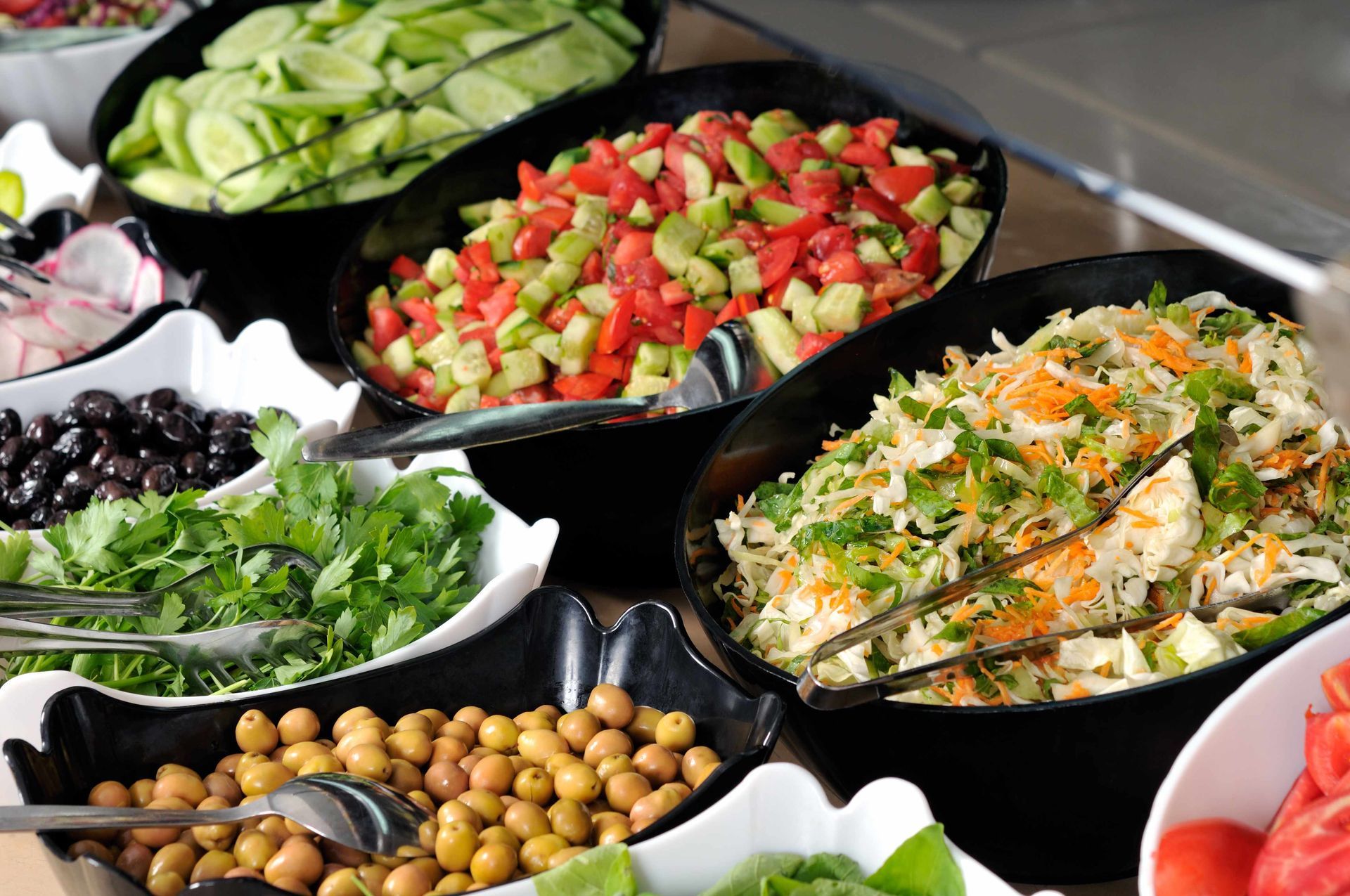 Leckere Salate und Gemüse als Beilagen